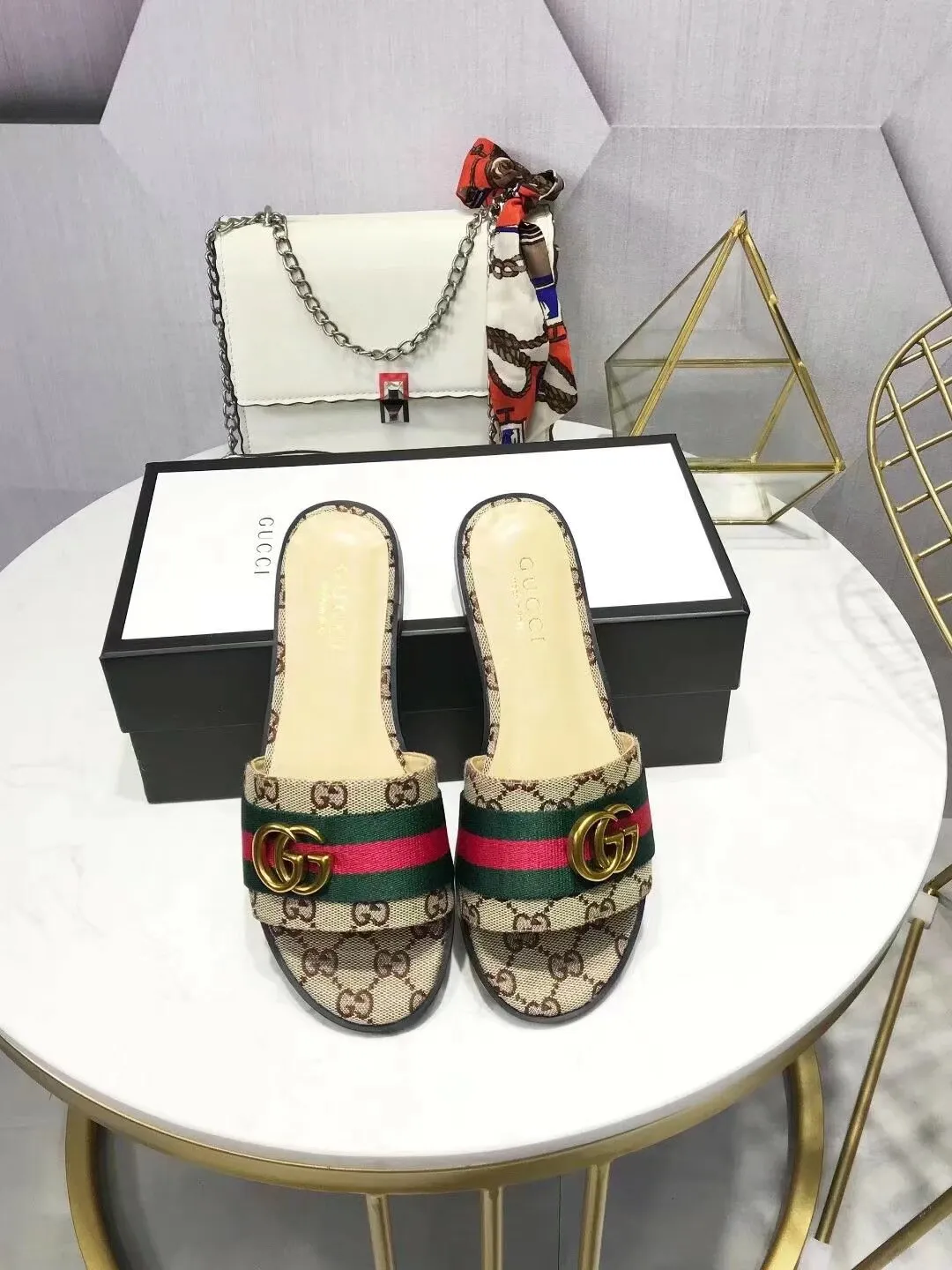 👟👟Ex-factory price 280👟👟 Gucci slippers. All in sheepskin. Sheepskin feet with original GUCCI bronze buckles. High-end atmosphere. Wear-resistant and non-slip branded rubber outsole. 35-42 yards. (41*42 can be customized, non-refundable and non-exchangeable* Welcome new and old customers to sell as shown in the picture)